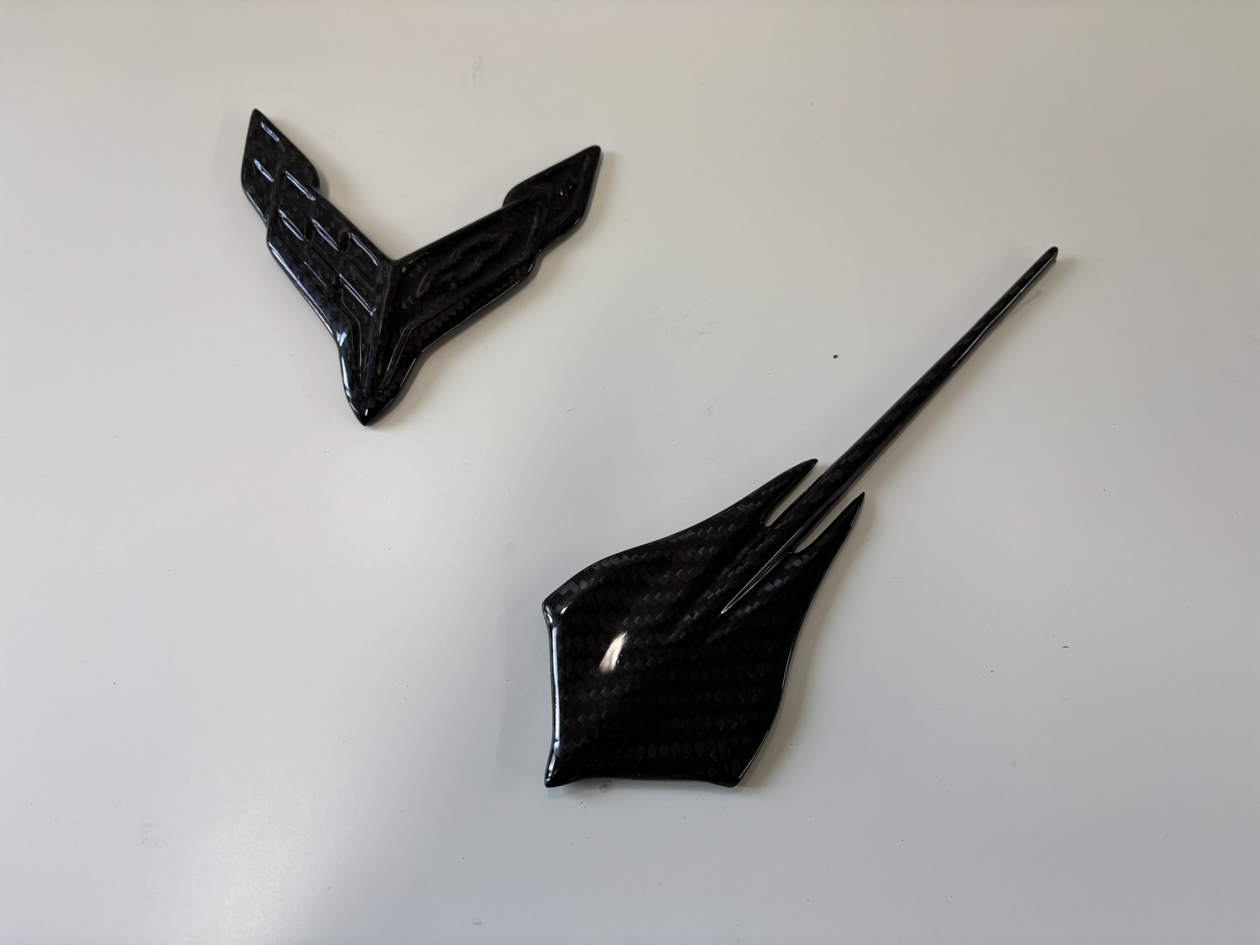 Corvette C8 Full-Carbon Emblem Set – Front Emblem + Stingray Heckemblem